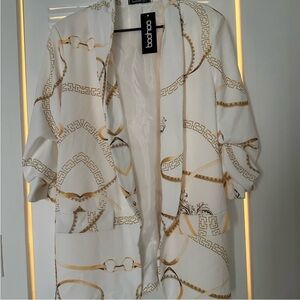 Boohoo size 14 ivory or cream w/ gold print blazer with shirred 3/4 sleeve